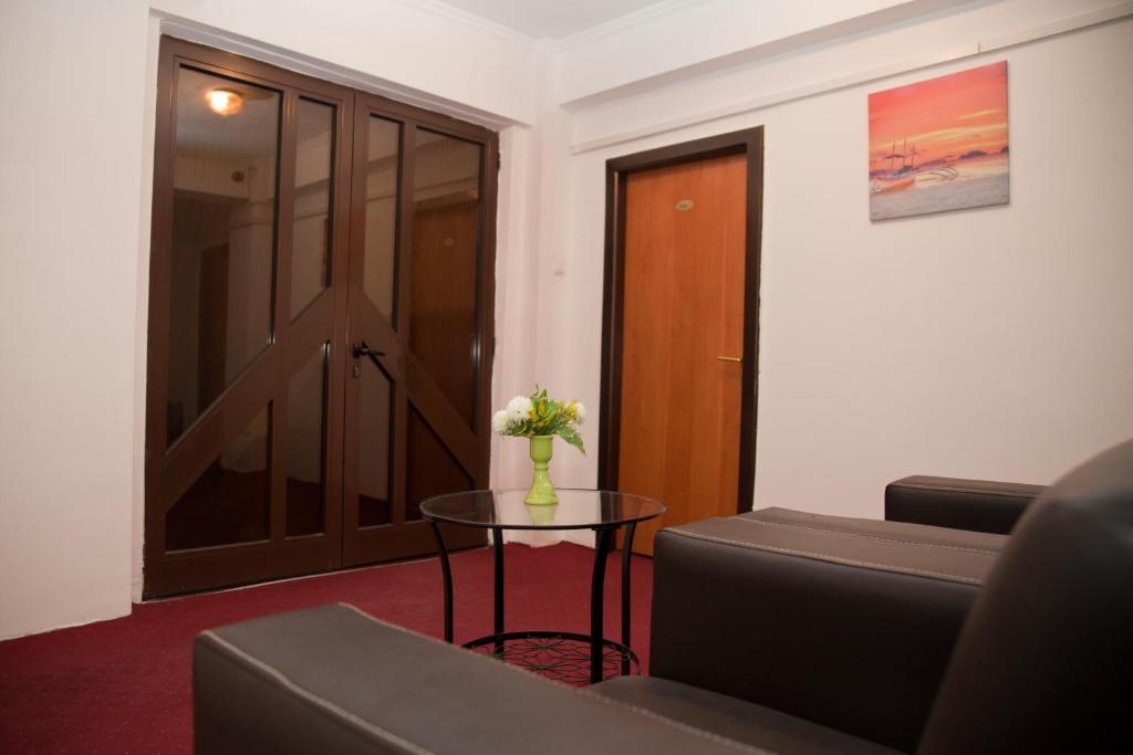 Hotel Metropol ピテシュティ エクステリア 写真